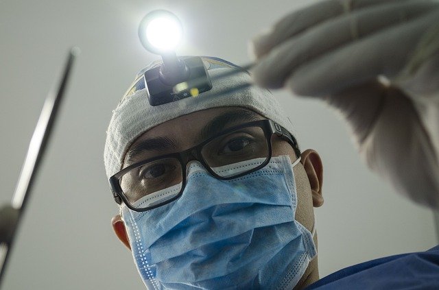 dentista při práci